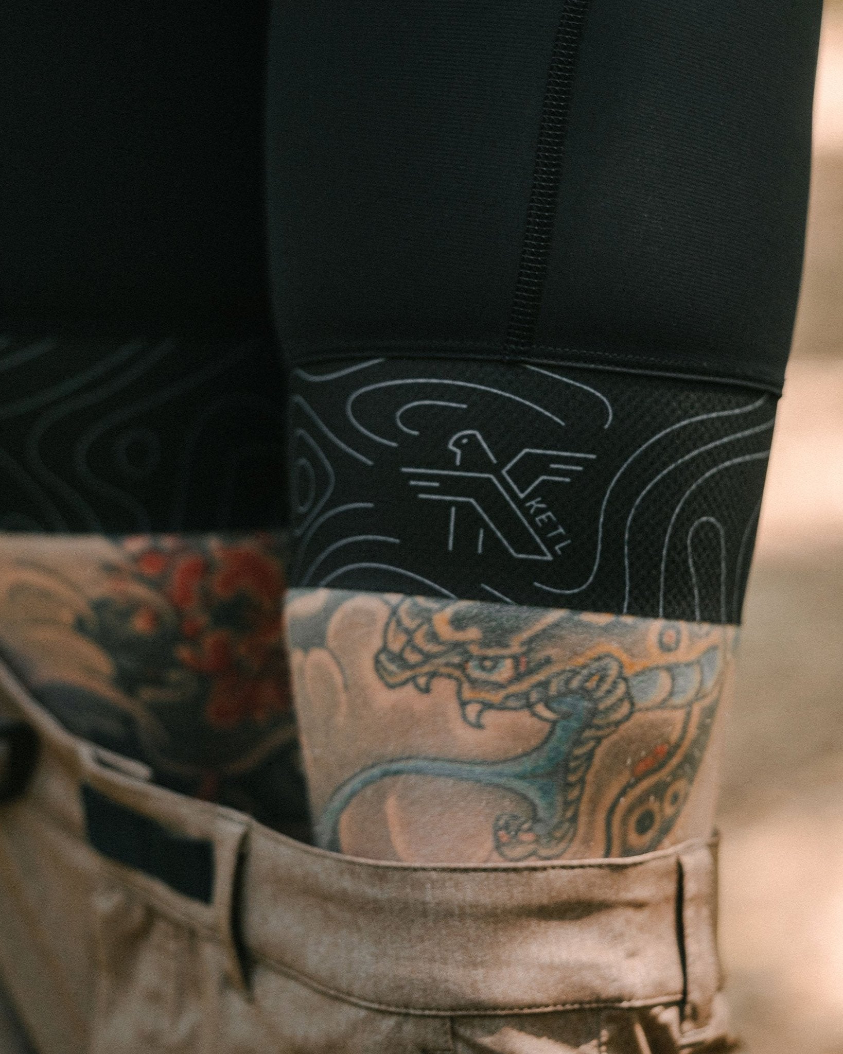 #color_black topo